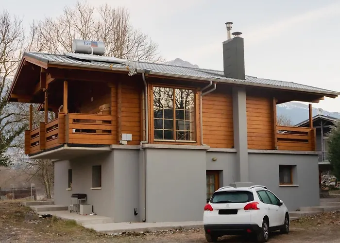 Riverside Forest Retreat-Chalet